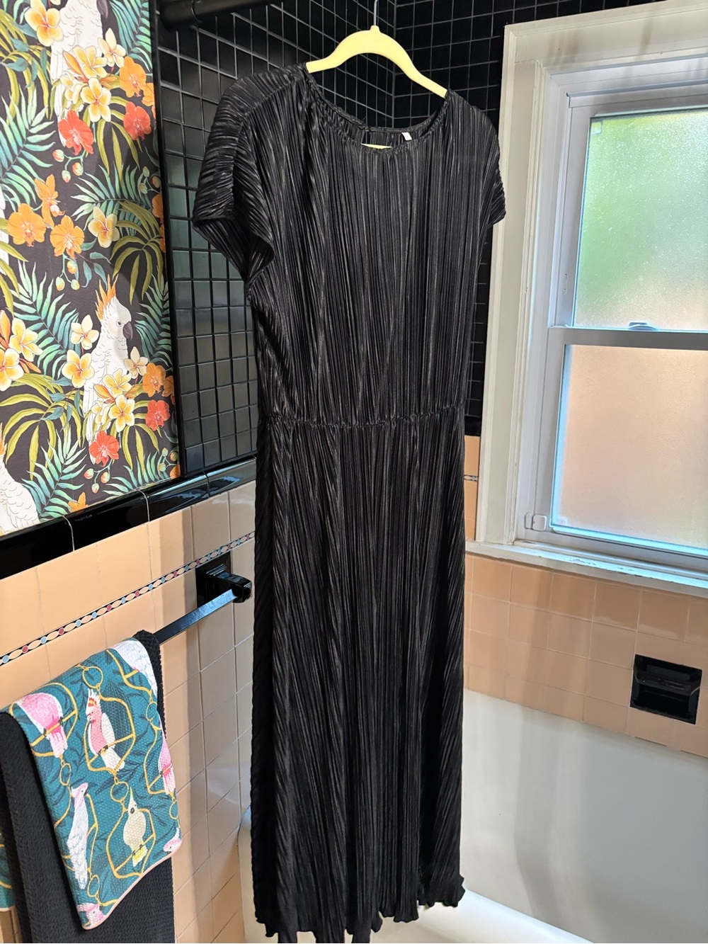 Pleated Black Short-Sleeve Maxi Dress